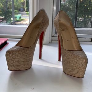 CHRISTIAN LOUBOUTIN
Natural Snake Embossed Cork Daffodile 160 Pumps